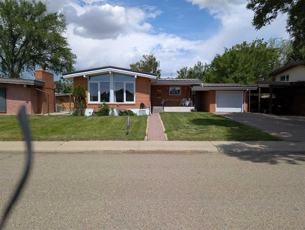 574 1 Street NW Medicine Hat