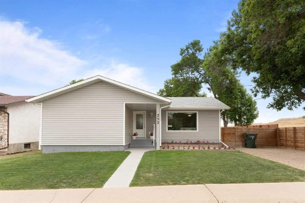 252 7 Avenue NW Medicine Hat